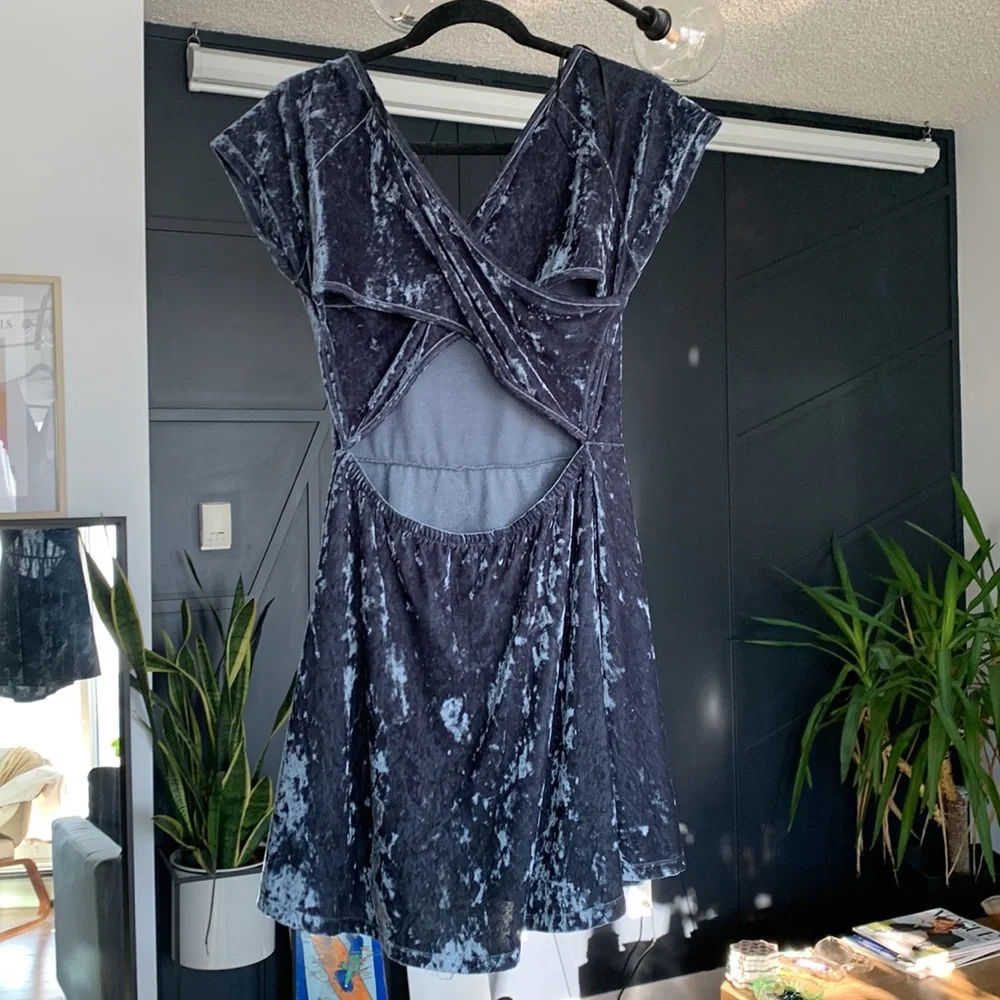 Blue crossed back velvet Dress - Picture 2 of 5